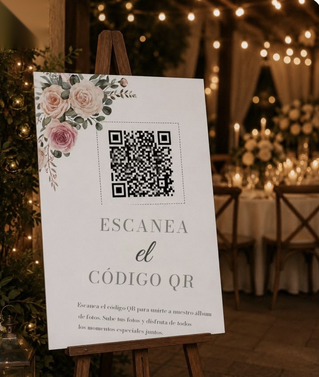 Letrero con flores y código QR para escanear, sobre un atril en la fiesta