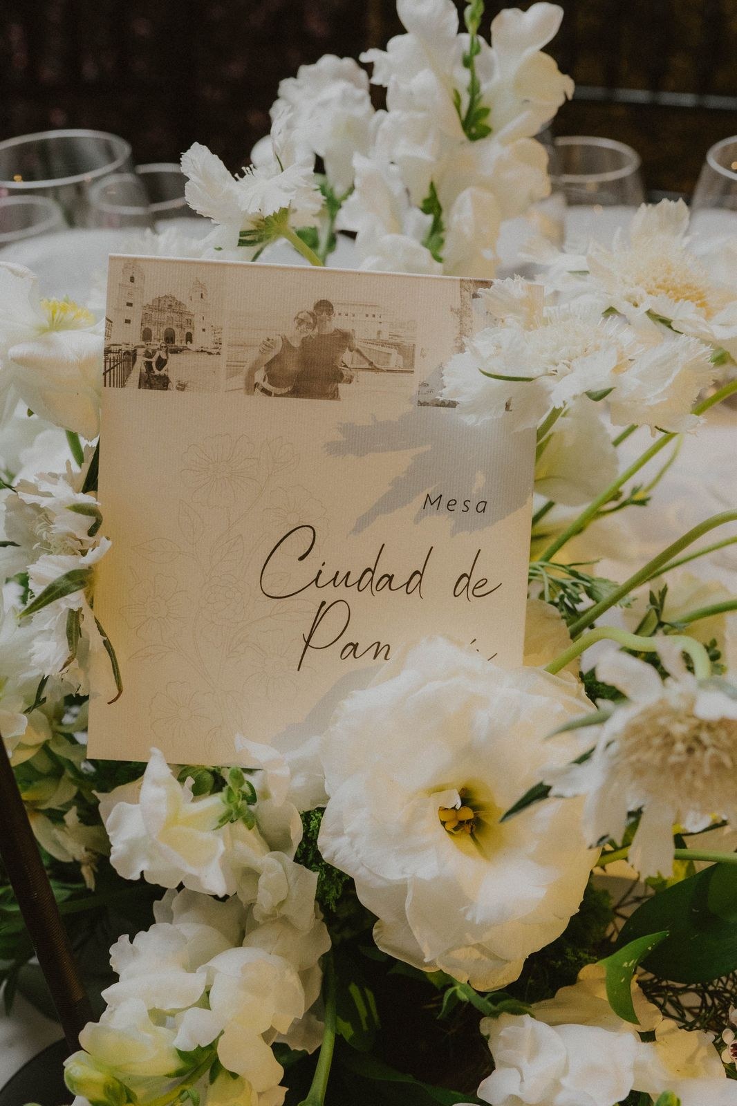 Número o nombre de mesa entre las flores