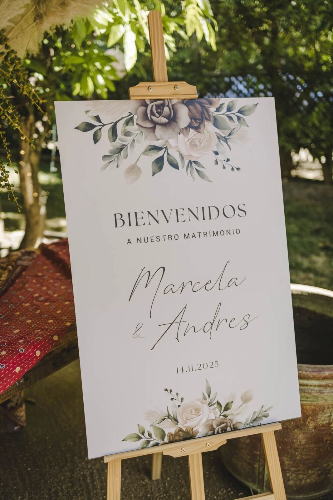 Letrero de bienvenida con los nombres y la fecha, sobre un atril